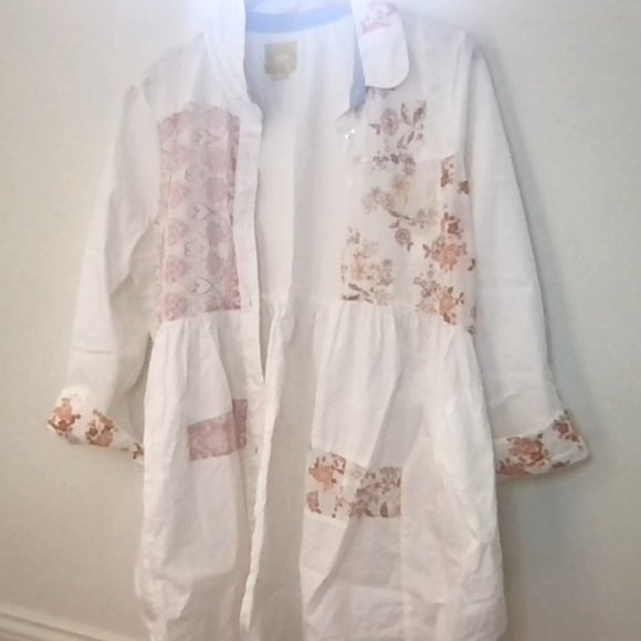 Anthropologie Tops - Anthropologie white and pink floral button down quarter sleeve, size L